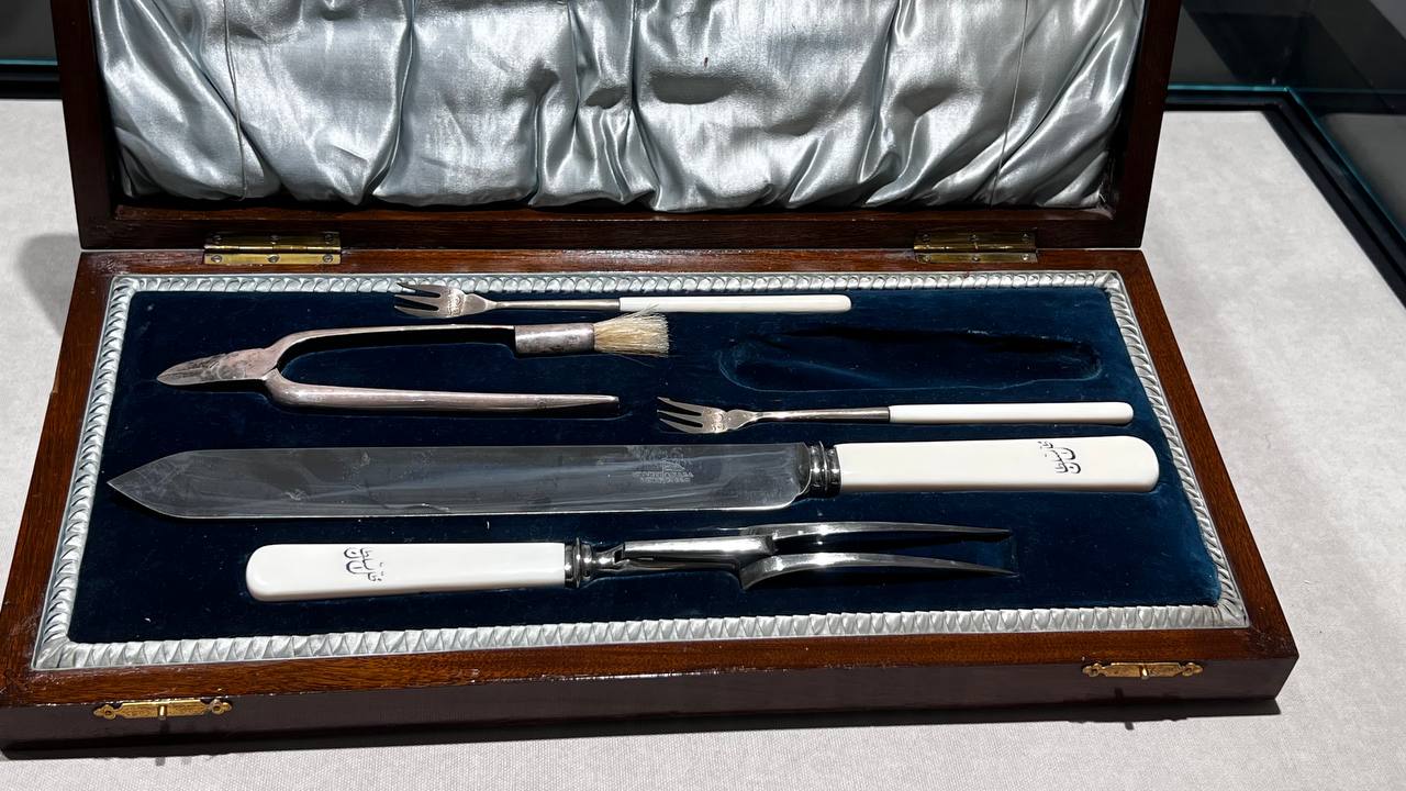 برای اولین بار از سرویس سفره ظل‌السلطان، شاهزادهٔ قاجار در موزه دفینه کیش رونمایی شد