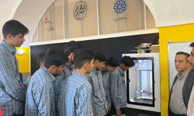 بازدید دانش‌آموزان رشته برق صنعتی از پارک علم و فناوری یزد در قالب طرح «نوآفرین صنعت‌ساز»
