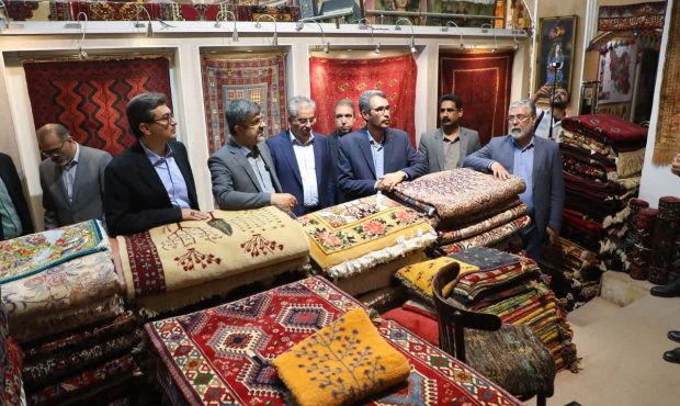 استاندار در جریان بازدید از کارگاههای صنایع دستی: یزد، یکی از مراکز تولید صنایع دستی فاخر در کشور است استاندار در جریان بازدید از کارگاههای صنایع دستی: یزد، یکی از مراکز تولید صنایع دستی فاخر در کشور است